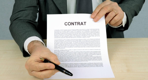 Photo d'un contrat de création ou refonte de site web ou e-commerce en TMA ou forfait
