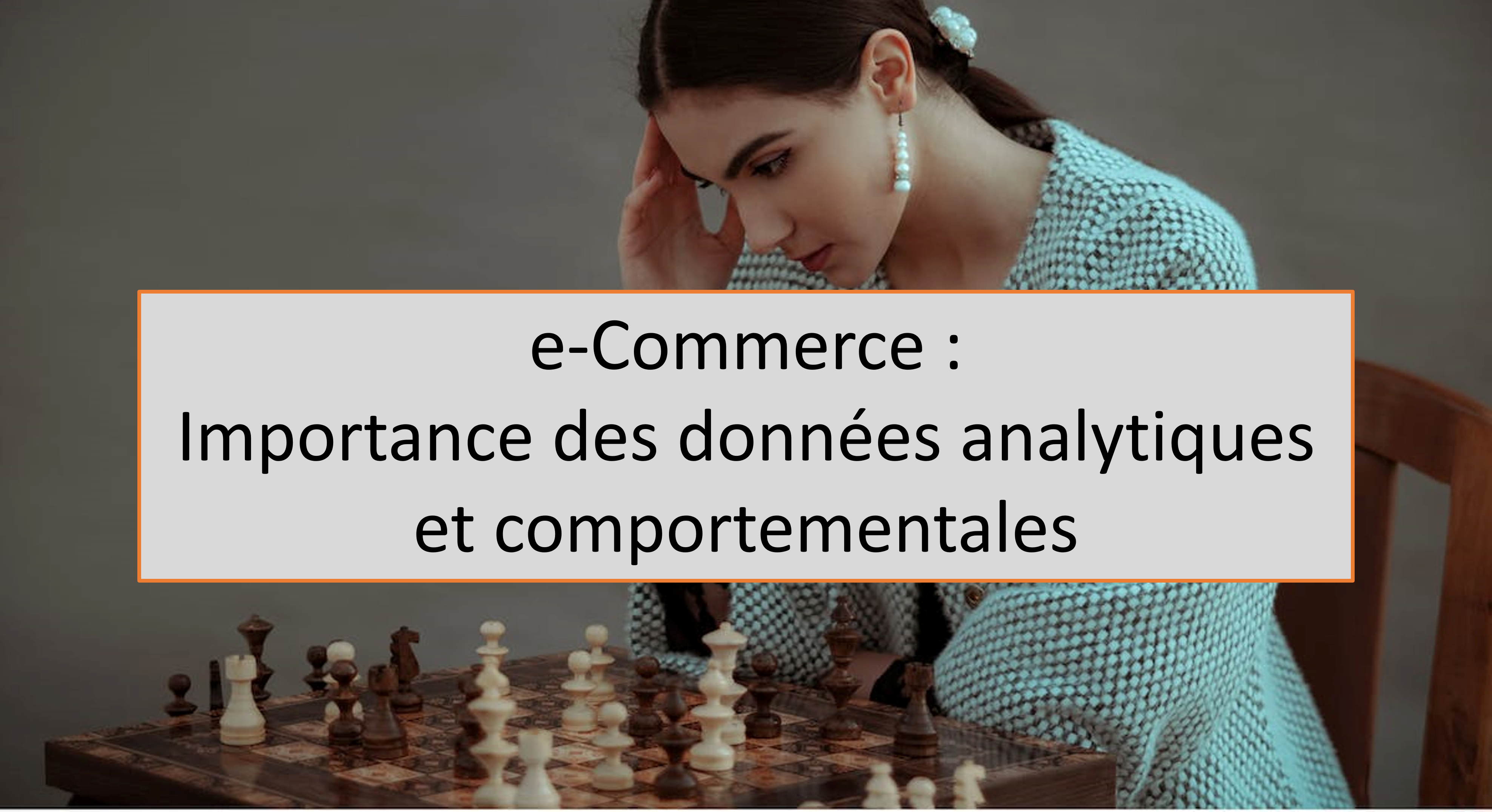 Femme jouant seule aux échecs illustrant le besoin d'un accompagnement TMA au travail analytique des données en e-commerce WordPress / WooCommerce 