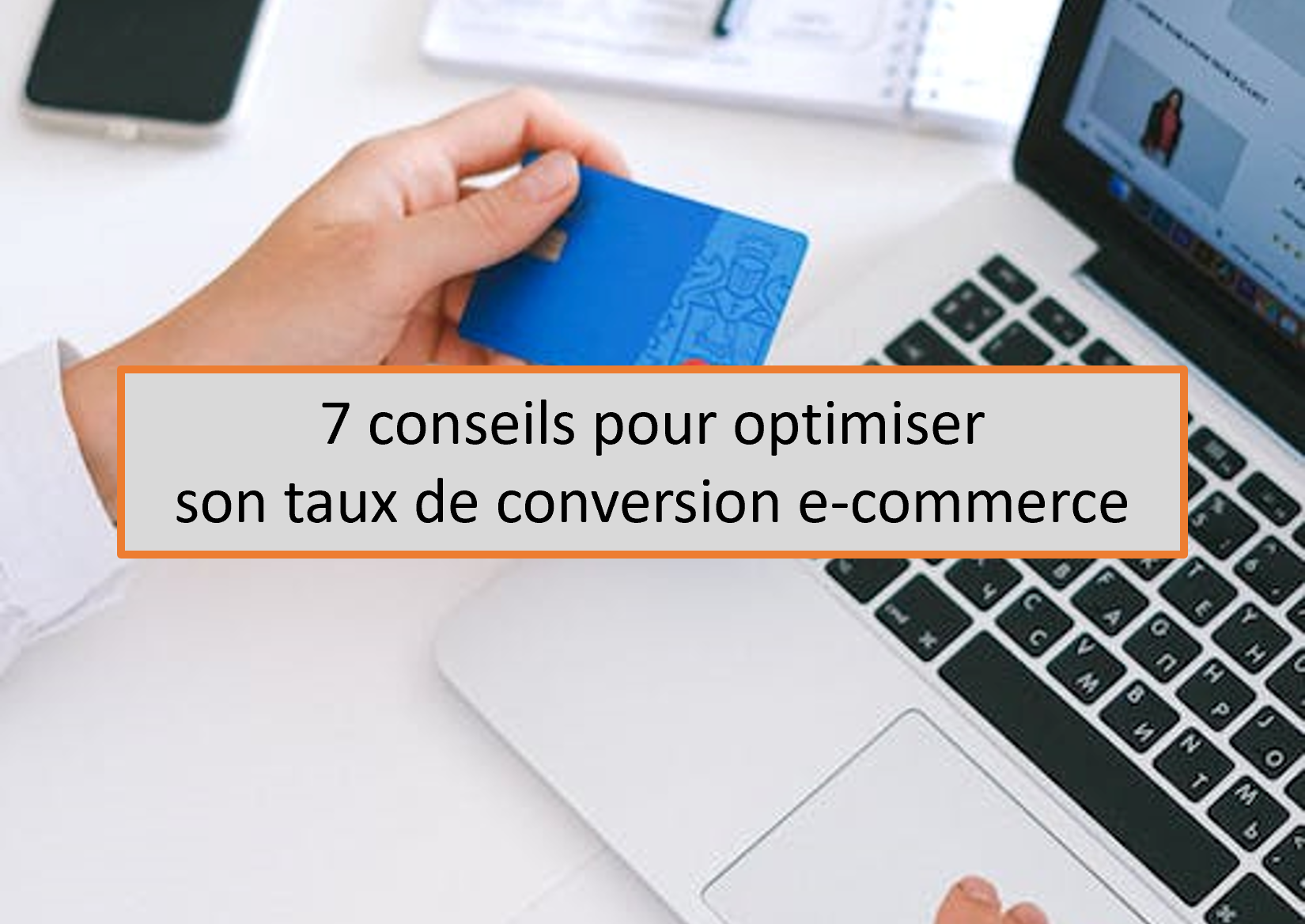 Photo d'une personne utilisant un site e-commerce WordPress WooCommerce avec sa carte bleue prête à acheter et augmenter le taux de conversion du site e-commerce