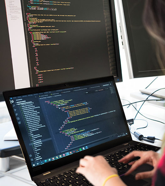 Photo d'une développeuse web écrivant les lignes de code d'un site WordPress WooCommerce pour l'agence web lyonnaise Les Vikings